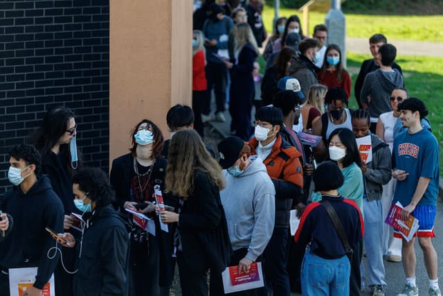 Estudiantes hacen fila para vacunarse contra la meningitis en el campus de la Universidad de Kent en Canterbury, Inglaterra, el 19 de marzo de 2026. (Dan Kitwood/Getty Images)