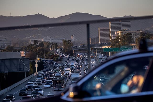 Un conductor circula por el puente elevado de Palms Ave. sobre el tráfico de la autopista 405 el 13 de febrero de 2026 en Los Ángeles, California. (Apu Gomes/Getty Images)