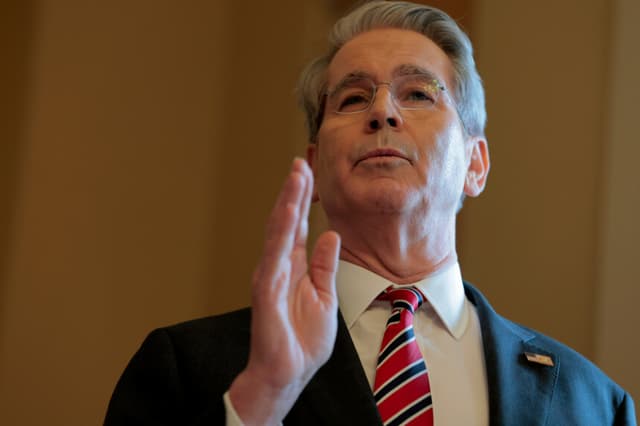 WASHINGTON, D.C. - 28 DE ABRIL: El secretario del Tesoro de EE. UU., Scott Bessent, habla con los periodistas tras asistir a una reunión en el Capitolio el 28 de abril de 2025 en Washington, D.C. Bessent y el director del Consejo Económico Nacional, Kevin Hassett, se reunieron con los líderes del Senado y la Cámara de Representantes, así como con los negociadores republicanos del procedimiento de reconciliación. (Foto de Anna Moneymaker/Getty Images).