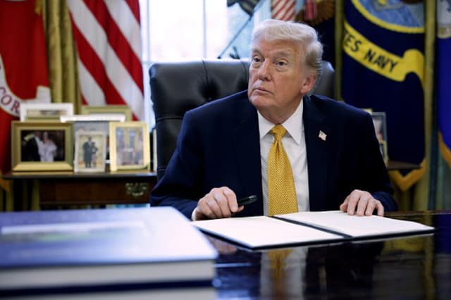Imagen Ilustrativa: El presidente de Estados Unidos, Donald Trump, se dispone a firmar unos documentos durante una ceremonia celebrada en el Despacho Oval de la Casa Blanca el 16 de marzo de 2026 en Washington, D.C. Trump firmó un decreto presidencial para crear un grupo de trabajo contra el fraude que estará dirigido por el vicepresidente J.D. Vance. (Alex Wong/Getty Images).