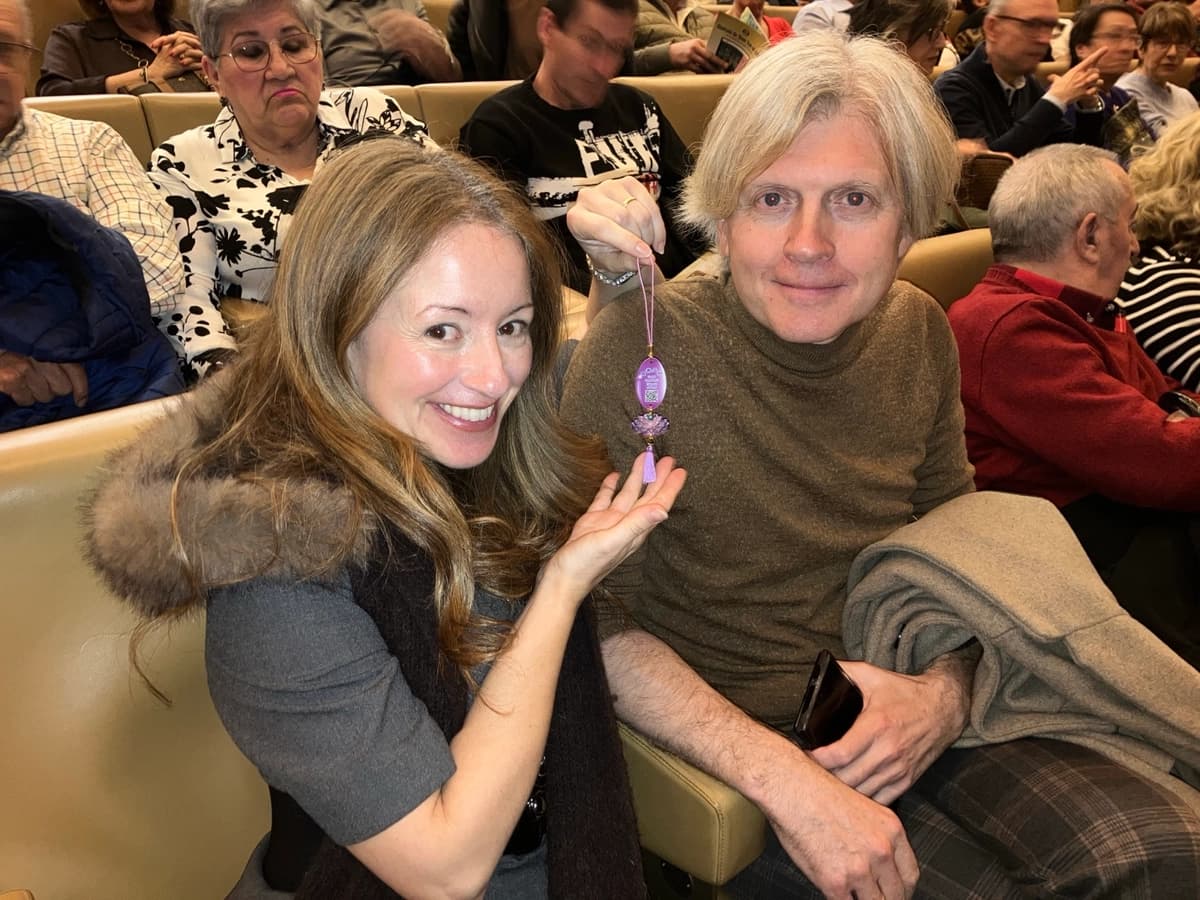 El músico y compositor irlandés-estadounidense John Kelly y su esposa, la soprano española Maite Itoiz, disfrutan de Shen Yun Performing Arts en el Teatro Riojaforum de Logroño, España, el 14 de marzo de 2026. (Bartolomé Suau/The Epoch Times)