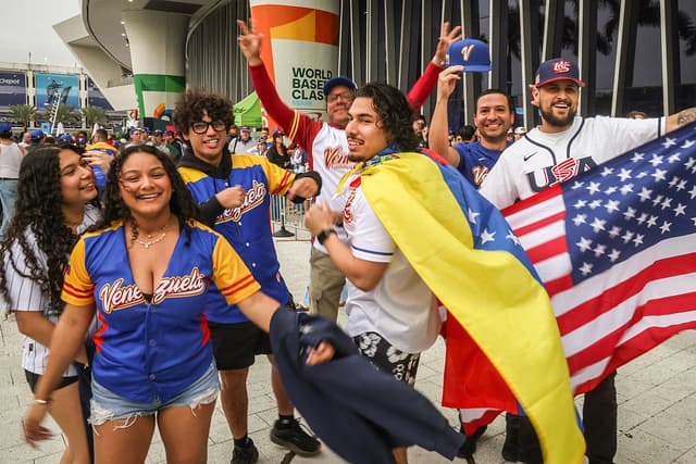 Aficionados al béisbol muestran su apoyo a las afueras del estadio loanDepot antes de la final del Clásico Mundial de Béisbol 2026 entre Estados Unidos y Venezuela, en Miami, Florida, el 17 de marzo de 2026. (Foto de Giorgio Viera / AFP vía Getty Images)