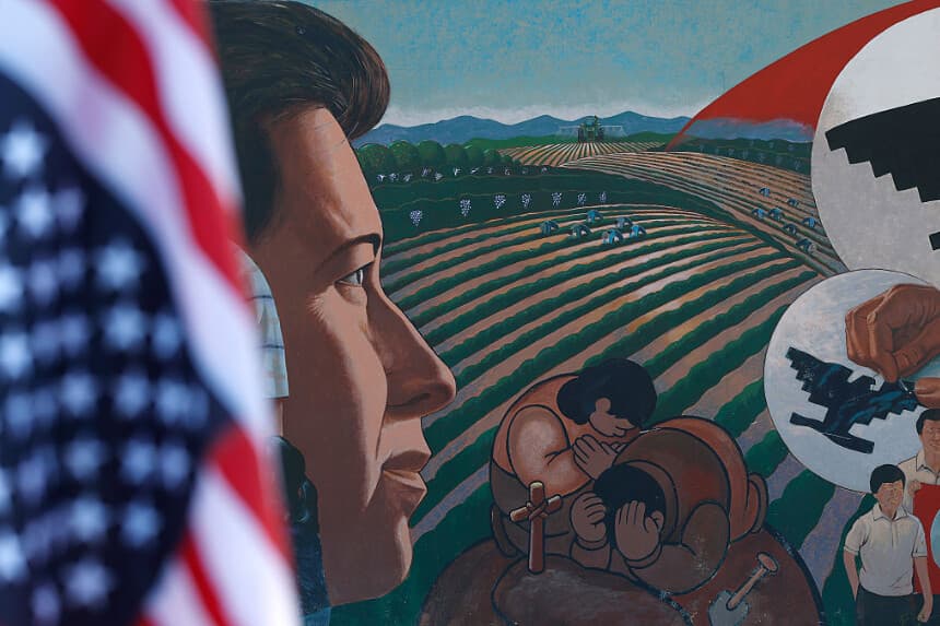 Vista de un mural del líder sindical y activista por los derechos civiles César Chávez en el Parque Conmemorativo César E. Chávez el 20 de marzo de 2026, en San Fernando, California. (Foto de Justin Sullivan/Getty Images)
