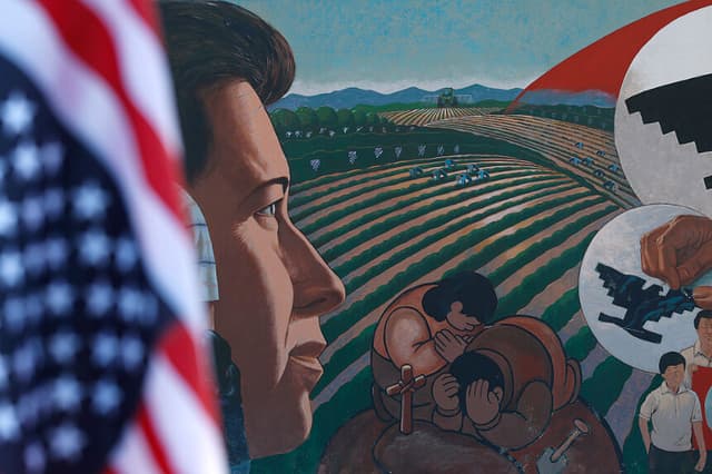 Vista de un mural del líder sindical y activista por los derechos civiles César Chávez en el Parque Conmemorativo César E. Chávez el 20 de marzo de 2026, en San Fernando, California. (Foto de Justin Sullivan/Getty Images)