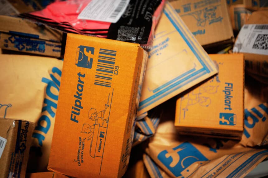 Productos empaquetados se desplazan por una cinta transportadora en el centro de distribución de la empresa india de comercio electrónico Flipkart el 10 de septiembre de 2024 en Malur, estado de Karnataka, India. (Abhishek Chinnappa/Getty Images)