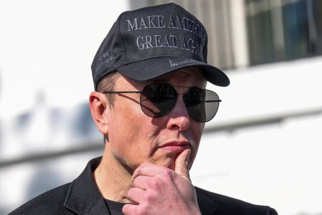 Elon Musk, CEO de Tesla, observa junto al presidente Donald Trump mientras habla con los medios en la Casa Blanca, el 11 de marzo de 2025. (Kevin Lamarque/Reuters)