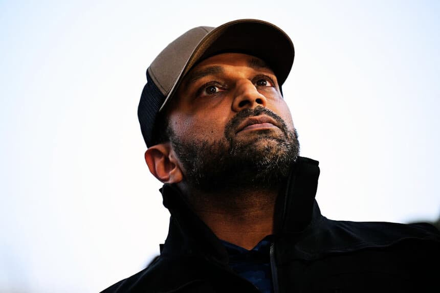El director del FBI, Kash Patel, observa durante una conferencia de prensa tras un tiroteo en el centro de Washington, el 26 de noviembre de 2025. (Drew ANGERER / AFP vía Getty Images)
