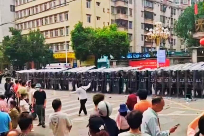 Residentes de Maoming, China, protestan contra un proyecto de funeraria cerca de zonas residenciales, enfrentándose a la policía antidisturbios durante tres días, con informes de heridos y detenciones. (Captura de pantalla vía The Epoch Times)