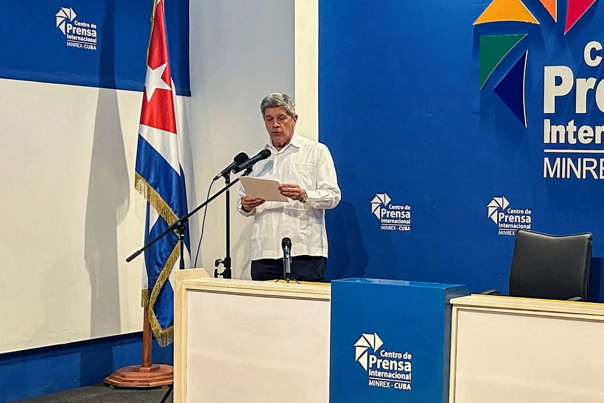 El viceministro de Relaciones Exteriores de Cuba, Carlos Fernández de Cossio, interviene durante una rueda de prensa tras un incidente armado en el que se vieron implicadas una lancha rápida matriculada en Florida y una patrulla cubana, en La Habana, Cuba, el 26 de febrero de 2026. (Alien Cabrera/Reuters)