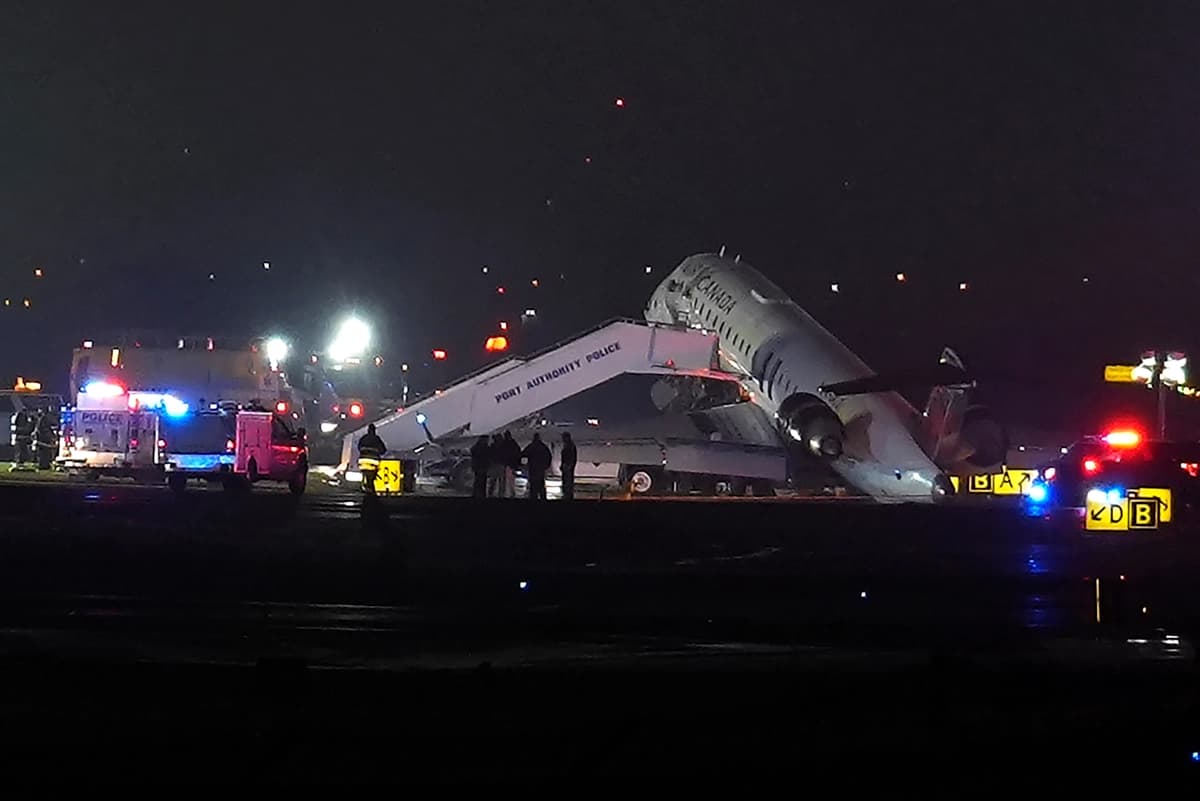 Un avión de Air Canada queda detenido en la pista tras chocar con un vehículo de la Autoridad Portuaria en Nueva York, en el Aeropuerto LaGuardia, N.Y., el 23 de marzo de 2026. (Ryan Murphy/AP Photo)