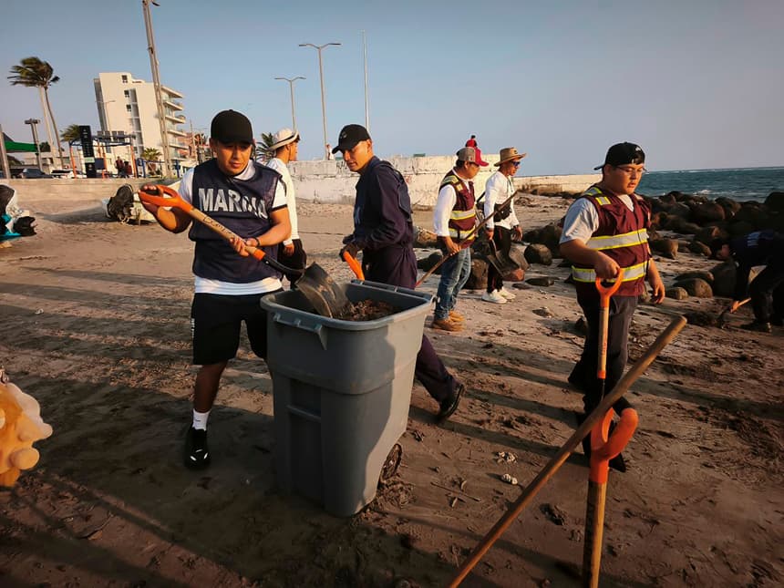 Fotografía cedida por la Secretaría de Medio Ambiente y Recursos Naturales (Semarnat) de trabajadores limpiando una playa de Coatzacoalcos en el estado de Veracruz (EFE/ Semarnat)
