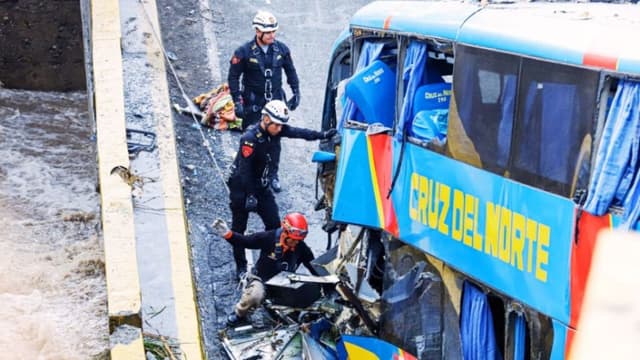 Accidente de autobús turístico en Perú provoca 9 fallecidos y 15 lesionados