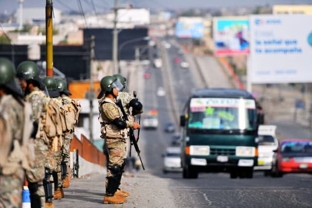 Las instituciones están custodiadas y protegidas por el ejército tras las violentas protestas que exigían el cierre del Congreso y la liberación del expresidente Pedro Castillo en Arequipa, Perú, el 14 de diciembre de 2022. (DIEGO RAMOS/AFP vía Getty Images)