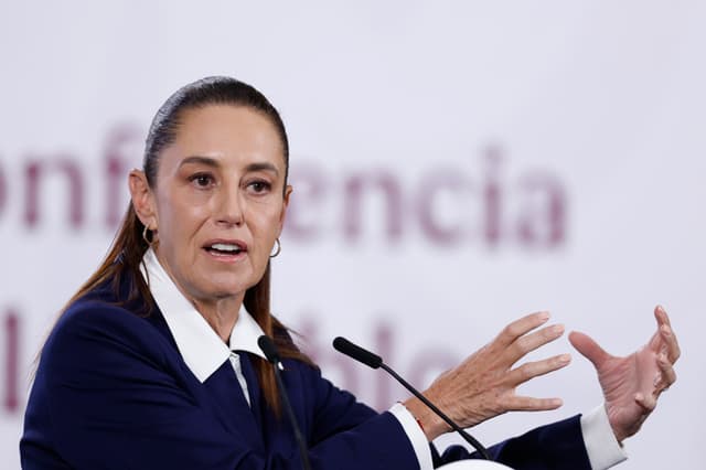 La presidenta de México, Claudia Sheinbaum, habla durante una rueda de prensa este lunes, en Palacio Nacional de la Ciudad de México. Sheinbaum afirmó que el derrame de hidrocarburo registrado en el golfo de México, que afectó costas de Tabasco y Veracruz, fue provocado por un barco y no por la estatal Petróleos Mexicanos (Pemex), y anunció que se solicitó la intervención de la Fiscalía para determinar responsabilidades. (EFE/ Sáshenka Gutiérrez)