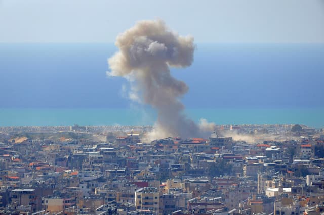 IMAGEN DESTACADA - El humo se eleva desde el lugar donde se produjo un ataque aéreo israelí que tuvo como objetivo una zona de los suburbios del sur de Beirut, la capital libanesa, el 17 de marzo de 2026. Israel lanzó una oleada de ataques contra Teherán y Beirut, mientras que los ataques en Bagdad arrastraron al vecino Irak a una mayor implicación en la guerra de Medio Oriente que ha desencadenado una crisis económica en todo el mundo. La guerra, que ya se encuentra en su tercera semana, ha causado cientos de víctimas mortales y se ha extendido rápidamente, incluyendo ataques iraníes contra países del Golfo, así como bombardeos israelíes sobre el Líbano. (Foto de Ibrahim Amro / AFP vía Getty Images)