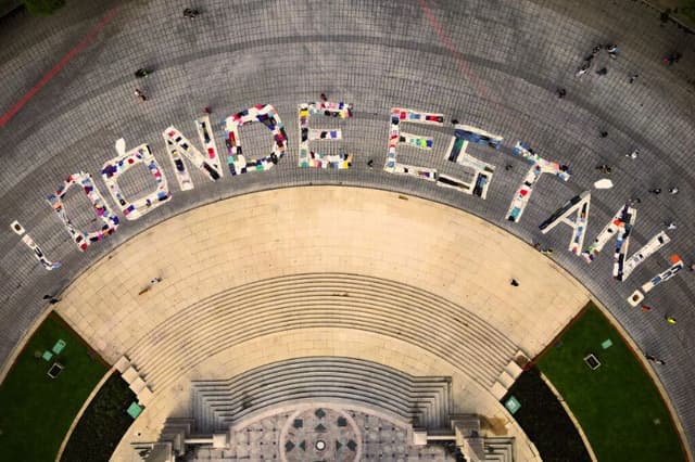 Vista aérea de la rotonda del Ángel de la Independencia, con una intervención realizada con ropa de personas desaparecidas en la que se lee "¿Dónde están?", como parte de las actividades con motivo del Día Internacional de las Víctimas de Desapariciones Forzadas en la Ciudad de México, el 30 de agosto de 2024. (RODRIGO OROPEZA/AFP vía Getty Images)