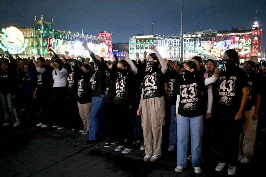 Manifestantes participan en una protesta con motivo del 11.º aniversario de la desaparición de 43 estudiantes de la localidad sureña de Ayotzinapa, en Ciudad de México, el 26 de septiembre de 2025. (CARL DE SOUZA/AFP vía Getty Images)