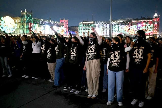 Manifestantes participan en una protesta con motivo del 11.º aniversario de la desaparición de 43 estudiantes de la localidad sureña de Ayotzinapa, en Ciudad de México, el 26 de septiembre de 2025. (CARL DE SOUZA/AFP vía Getty Images)