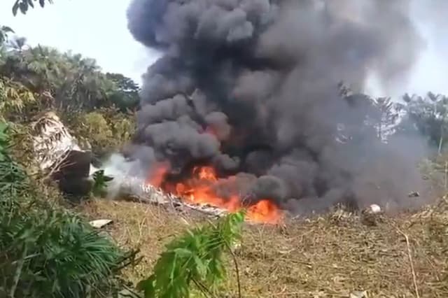 Captura de video tomada de rastreo de redes que muestra el accidente de un avión este lunes, en Putumayo, Nariño. (EFE/ Rastreo de Redes)
