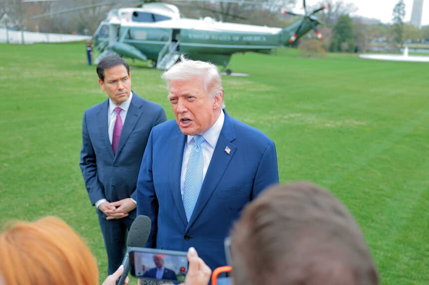 WASHINGTON, DC - 20 DE MARZO: El secretario de Estado de EE. UU., Marco Rubio (izquierda), observa cómo el presidente de EE. UU., Donald Trump, se detiene para hablar con los periodistas al salir de la Casa Blanca el 20 de marzo de 2026 en Washington, DC. El presidente Trump se dirige a Florida para pasar el fin de semana en su complejo turístico Mar-a-Lago. (Foto de Heather Diehl/Getty Images).