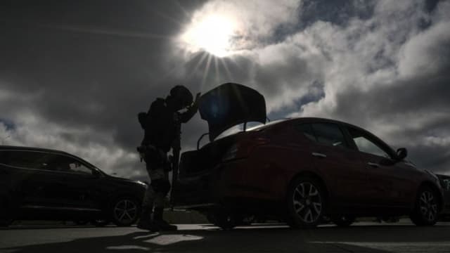 Hallan con quemaduras a mexicano oculto en la carrocería de vehículo en la frontera