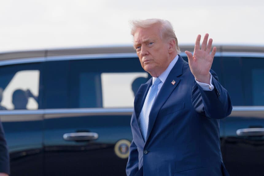 PALM BEACH, FLORIDA - 20 DE MARZO: El presidente de los Estados Unidos, Donald Trump, saluda con la mano tras aterrizar en el Aeropuerto Internacional de Palm Beach el 20 de marzo de 2026 en Palm Beach, Florida. El presidente Trump tiene previsto pasar el fin de semana en su finca de Mar-a-Lago, situada en West Palm Beach, al sur de Florida. (Foto de Roberto Schmidt/Getty Images)