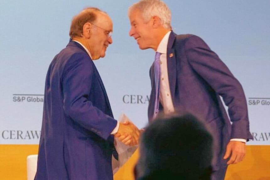 El vicepresidente de S&P Global, Daniel Yergin (izquierda), y el secretario de Energía, Chris Wright, se dan la mano antes de un debate plenario en la 44.ª edición de la conferencia anual CERAWeek by S&P Global, celebrada en el Americas Hilton-Houston el 23 de marzo de 2026. (CERAWeek by S&P Global).