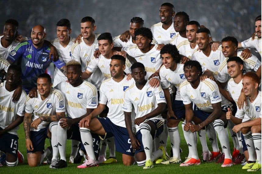 Imagen ilustrativa que muestra al delantero colombiano Radamel Falcao García (en el centro, abajo), posando junto a sus nuevos compañeros durante la presentación ante la afición como nuevo jugador del Millonarios FC en el estadio Nemesio Camacho "El Campín" de Bogotá, el 16 de julio de 2024. (RAÚL ARBOLEDA/AFP vía Getty Images)
