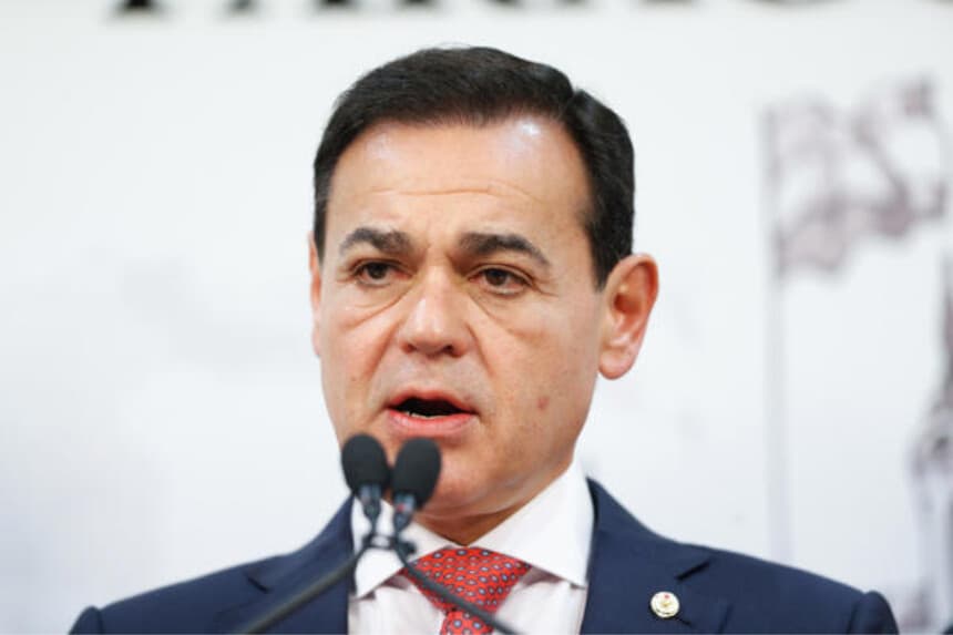 El ministro de Relaciones Exteriores de Paraguay, Rubén Ramírez, habla durante una rueda de prensa este lunes en Asunción, Paraguay. (EFE/ Juan Pablo Pino)