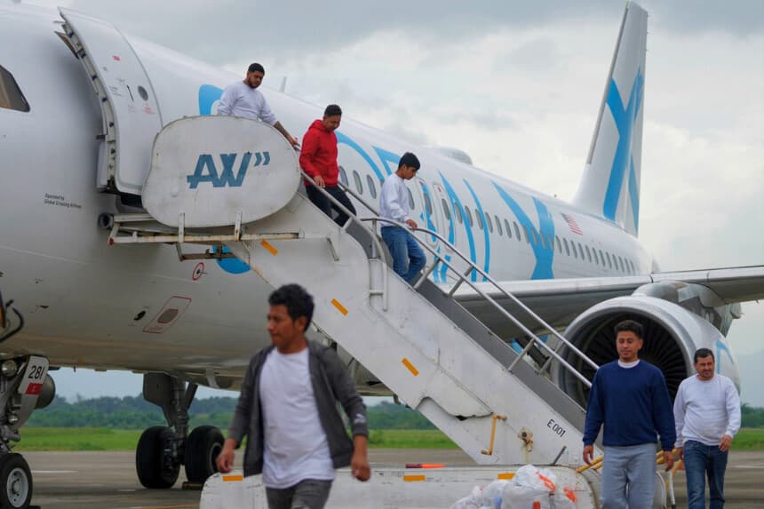 Unos hondureños que fueron deportados de Estados Unidos desembarcan en el Aeropuerto Ramón Villeda Morales, en San Pedro Sula (Honduras), el 4 de diciembre de 2024. (Moisés Castillo/AP Photo).