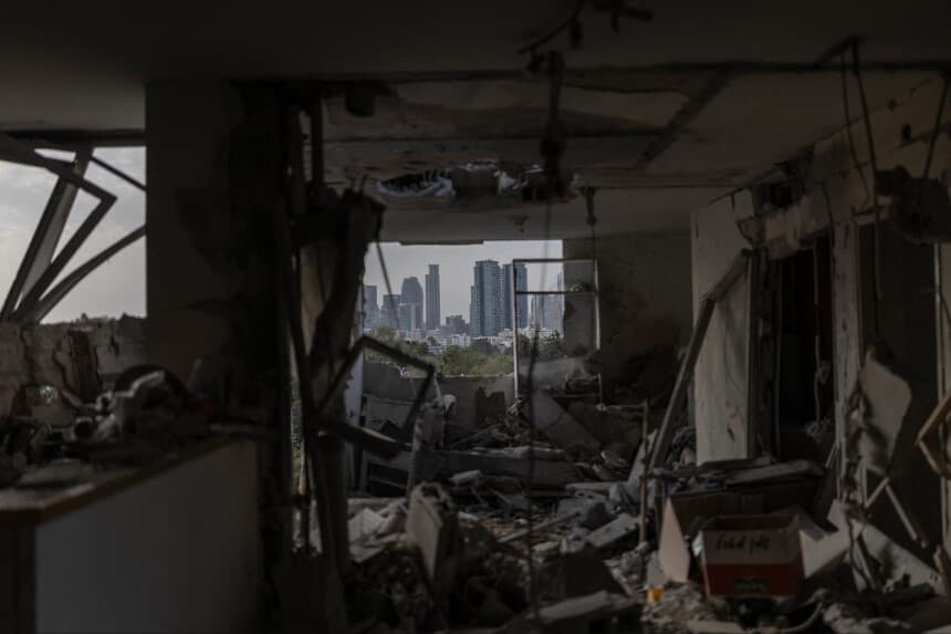 Esta fotografía muestra el interior de un apartamento destruido, con el perfil urbano de Tel Aviv visible al fondo, tras un ataque con misiles iraní perpetrado durante la noche del 19 de marzo de 2026. Según informaron los servicios médicos el 19 de marzo, una serie de disparos de misiles iraníes lanzados durante la noche causó la muerte de un hombre identificado como trabajador extranjero a unos 20 kilómetros al noreste de Tel Aviv. (Foto de Ilia YEFIMOVICH / AFP vía Getty Images).