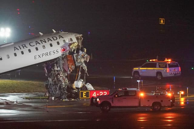 Daños sufridos por un avión de Air Canada Express tras colisionar con un vehículo terrestre en el aeropuerto La Guardia de Nueva York, el 23 de marzo de 2026. (Bing Guan/Reuters).