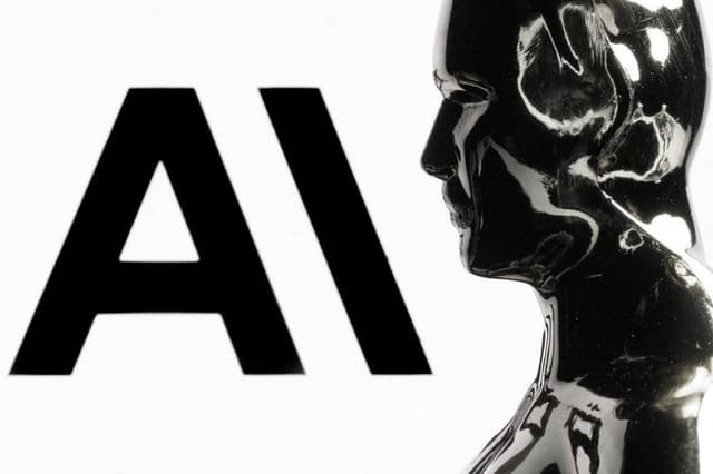 Esta fotografía muestra una figurita frente al logotipo de Anthropic, la empresa estadounidense dedicada a la investigación y la seguridad en materia de inteligencia artificial, durante una sesión fotográfica celebrada en París, el 13 de febrero de 2026. (Joel Saget/AFP vía Getty Images)