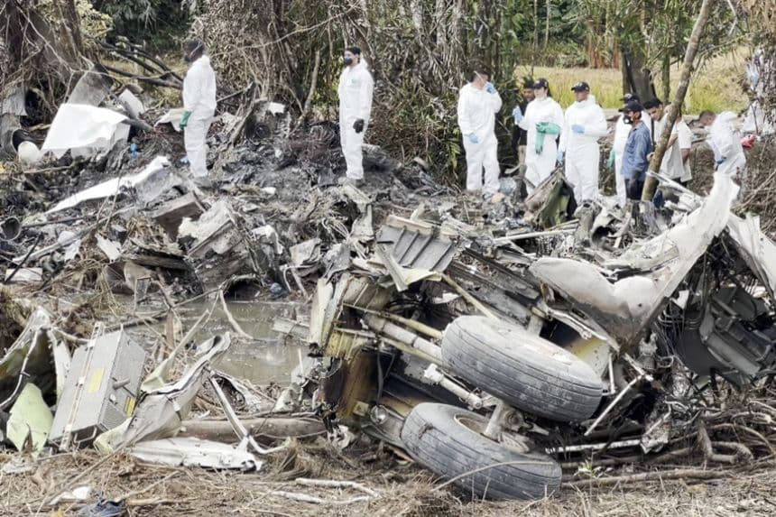 Captura de video de Putumayo Al Revés que muestra a integrantes del Cuerpo Técnico de Investigación (CTI) de Colombia inspeccionando este martes, el área donde ocurrió el accidente de una aeronave de la Fuerza Aeroespacial Colombiana, en Puerto Leguízamo, Colombia. (EFE/ Putumayo Al Revés)