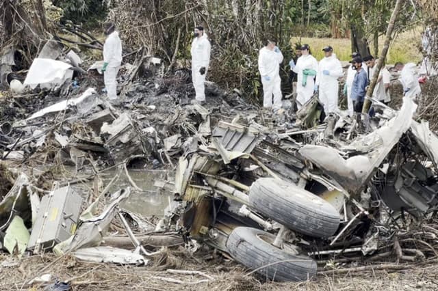 Captura de video de Putumayo Al Revés que muestra a integrantes del Cuerpo Técnico de Investigación (CTI) de Colombia inspeccionando este martes, el área donde ocurrió el accidente de una aeronave de la Fuerza Aeroespacial Colombiana, en Puerto Leguízamo, Colombia. (EFE/ Putumayo Al Revés)