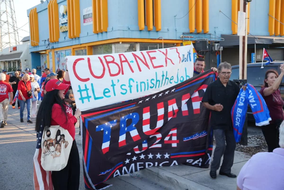 Miles de cubanoamericanos se presentaron a una manifestación para apoyar la intervención estadounidense en el régimen comunista de Cuba. Los asistentes sostuvieron un cartel que decía «Cuba Next» en Hialeah, Florida, el 25 de marzo de 2026. (Troy Myers/The Epoch Times)