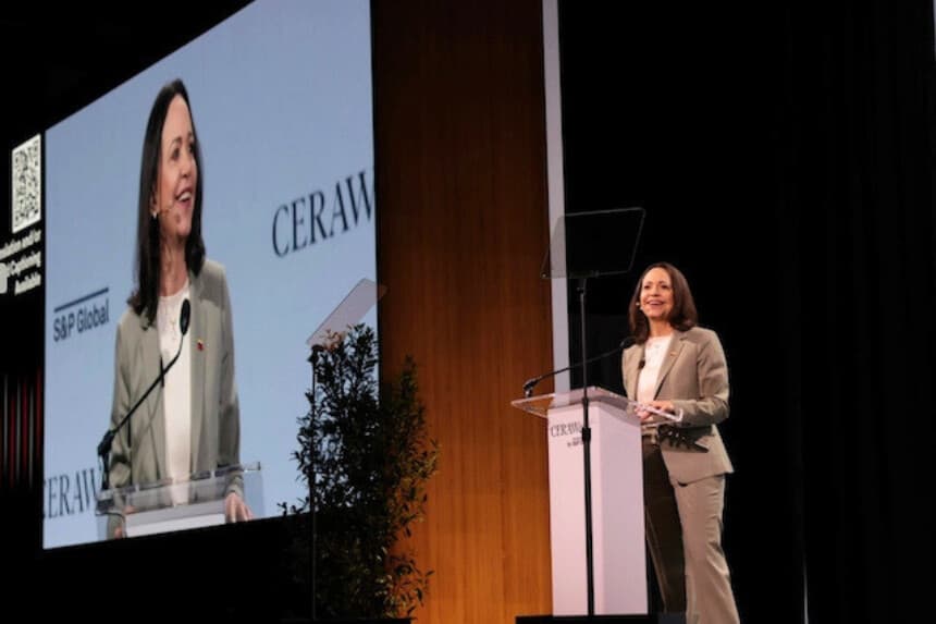 Marina Corina Machado, ganadora del Premio Nobel de la Paz en 2025 y líder de la oposición venezolana, se dirige a ejecutivos del sector energético e inversores de casi 90 países en la 44.ª edición anual de la CERAWeek by S&P Global, celebrada en el Americas Hilton-Houston el 24 de marzo de 2026. (CERAWeek by S&P Global).