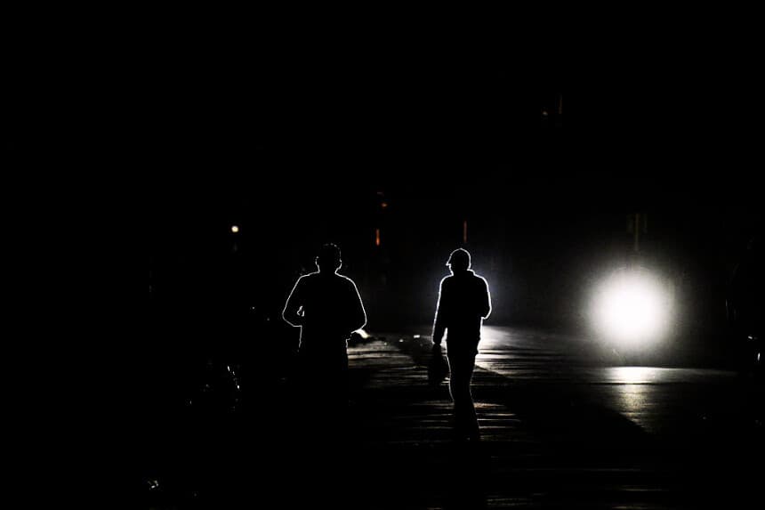 Unas personas caminan por una calle durante un apagón en La Habana el 25 de enero de 2026. (YAMIL LAGE / AFP vía Getty Images)