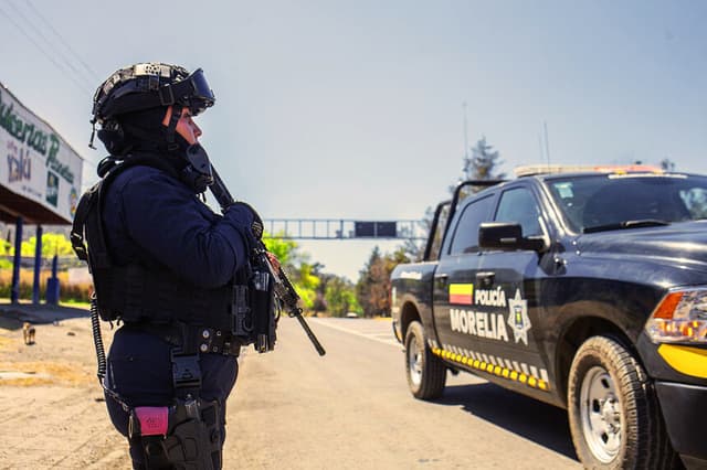 Un agente de policía lleva a cabo un control de seguridad en la carretera Morelia-Pátzcuaro en el estado de Michoacán, México, el 23 de febrero de 2026. (Enrique Castro / AFP vía Getty Images)