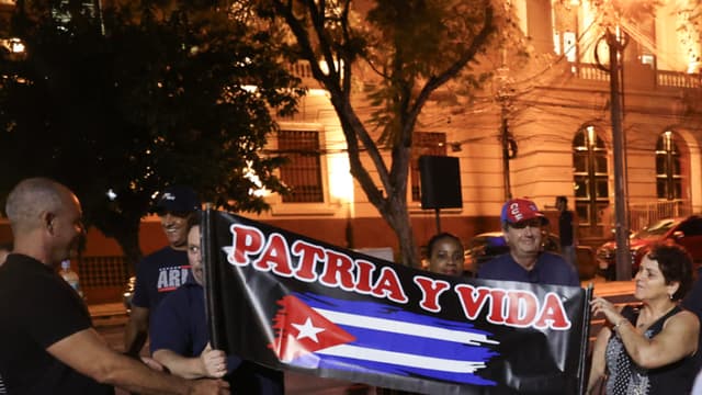 Cubanos en Paraguay se manifiestan por “libertad” y “democracia” para su país