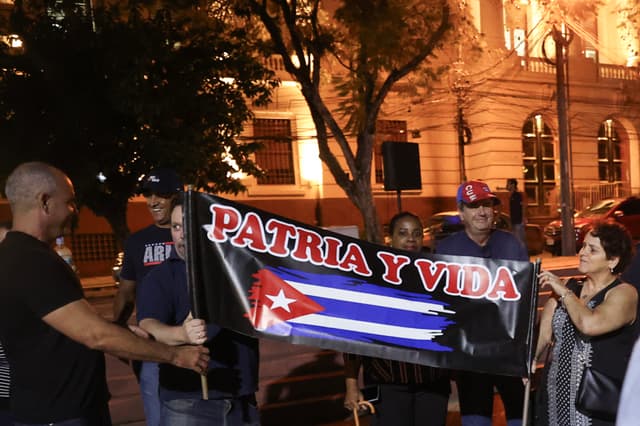 Personas participan en una manifestación en respaldo a Cuba y en contra del bloqueo energético impuesto por el Gobierno del presidente de Estados Unidos, Donald Trump, este 24 de marzo de 2026, en Asunción, Paraguay. (EFE/ Juan Pablo Pino)