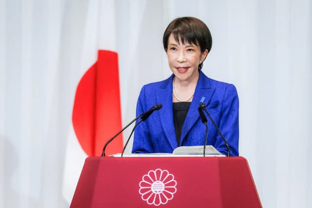 La primera ministra japonesa, Sanae Takaichi, líder del Partido Liberal Democrático (PLD) en el poder, interviene durante una rueda de prensa celebrada en la sede del PLD en Tokio el 9 de febrero de 2026. (Franck Robichon/Getty Images).