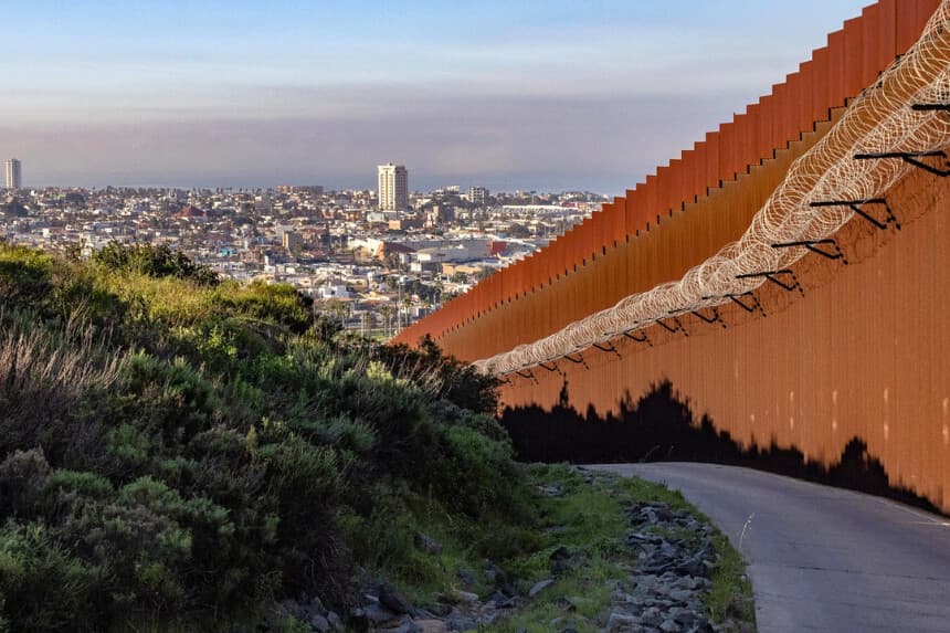 El muro fronterizo de Estados Unidos visto desde las afueras de San Diego, el 20 de enero de 2026. (John Fredricks/The Epoch Times).