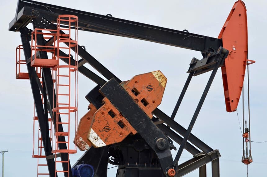 Vista de una bomba de extracción de la empresa petrolera argentina YPF para extraer petróleo de un pozo en Loma La Lata, cerca del yacimiento de petróleo de esquisto de Vaca Muerta, en la provincia de Neuquén, Argentina. (Juan Mabromata/AFP/Getty Images).