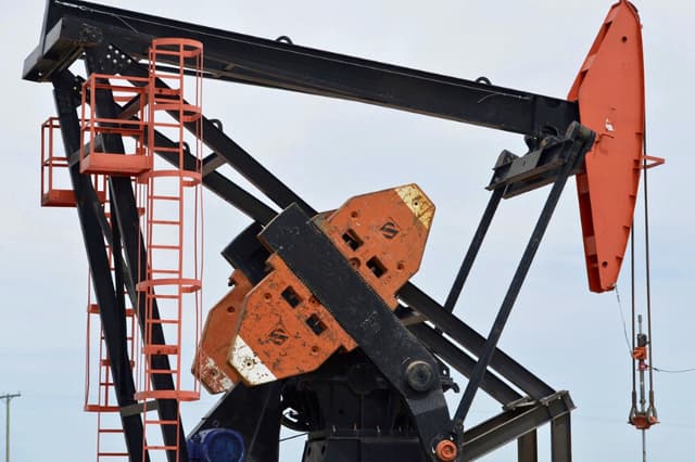 Vista de una bomba de extracción de la empresa petrolera argentina YPF para extraer petróleo de un pozo en Loma La Lata, cerca del yacimiento de petróleo de esquisto de Vaca Muerta, en la provincia de Neuquén, Argentina. (Juan Mabromata/AFP/Getty Images).