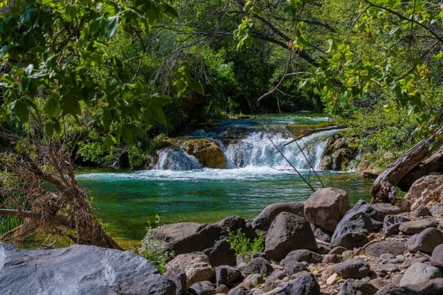 Fossil Creek Waterfalls. (Andrew Ruiz/Unsplash)