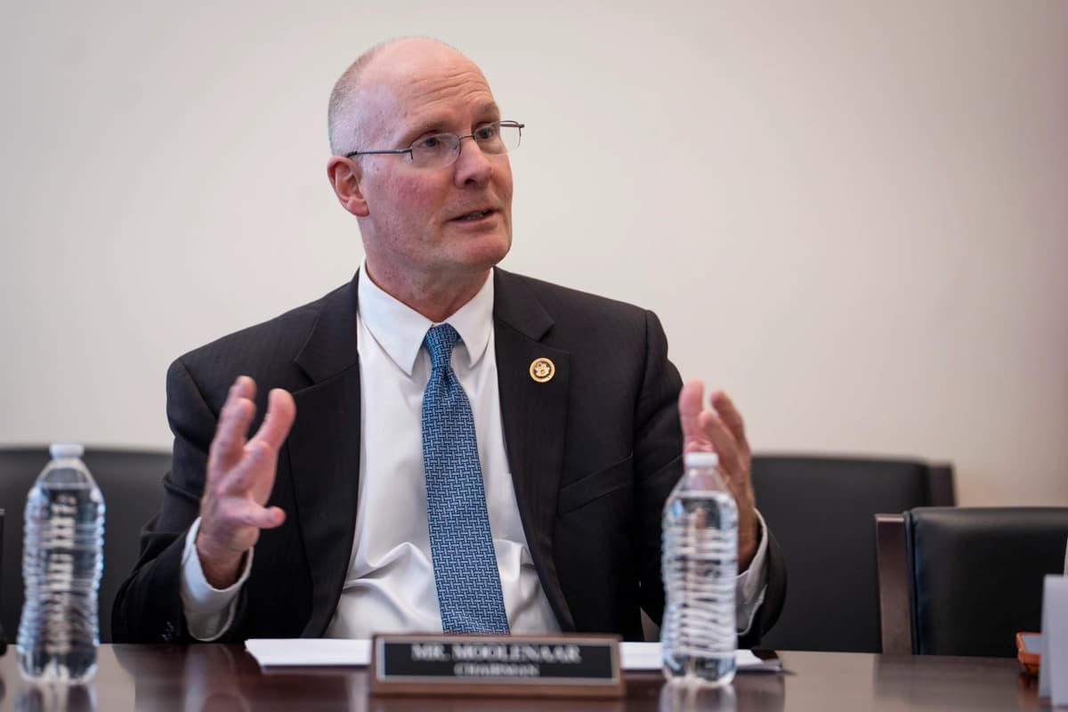 El presidente del Comité Selecto de la Cámara de Representantes sobre el Partido Comunista Chino, el congresista John Moolenaar (republicano por Michigan), habla en una conferencia de prensa en el Capitolio en Washington el 19 de marzo de 2026. (Madalina Kilroy/The Epoch Times)