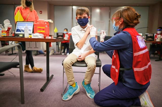 Un niño recibe una dosis de la vacuna contra COVID-19 de Pfizer-BioNTech en el Centro Administrativo del Condado de Fairfax, en Annandale, Virginia, el 4 de noviembre de 2021. (Chip Somodevilla/Getty Images).
