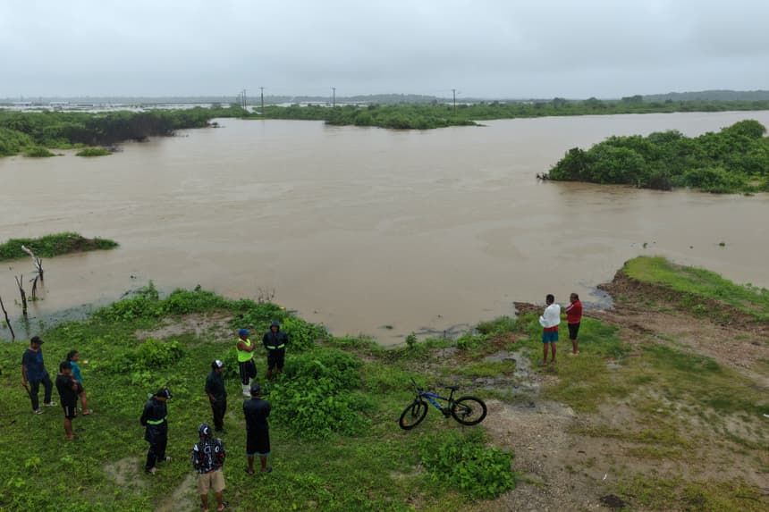 Fotografía aérea que muestra a personas observando las inundaciones en la localidad de Chanduy en Santa Elena, Ecuador. (EFE/ Gerardo Menoscal)
