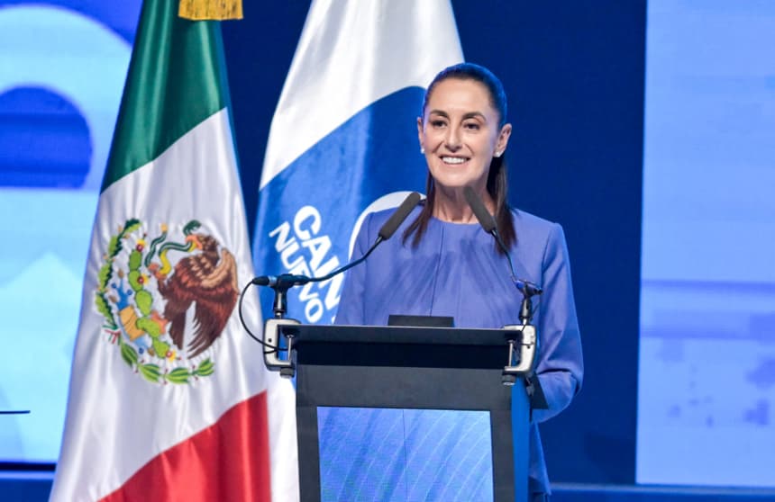 La presidenta de México, Claudia Sheinbaum habla durante la 82.ª Asamblea Anual de la Cámara de la Industria de Transformación (CAINTRA) en Cintermex Monterrey, Nuevo León. (EFE/Miguel Sierra)